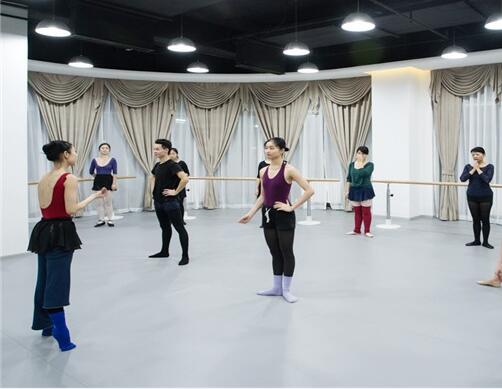 舞蹈地膠防潮工作要好降低安全隱患