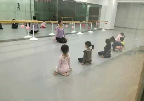 舞蹈地膠廠家談舞蹈興趣的產(chǎn)生和鋪設(shè)的場(chǎng)地是有關(guān)系的