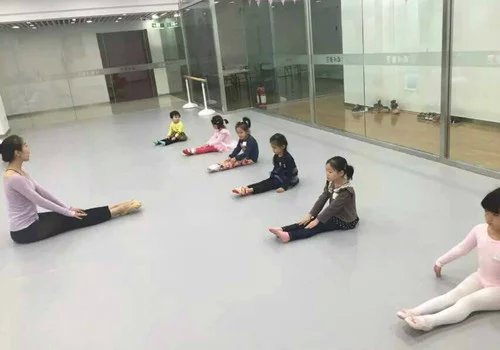 關愛兒童、老人從PVC彈性地膠開始