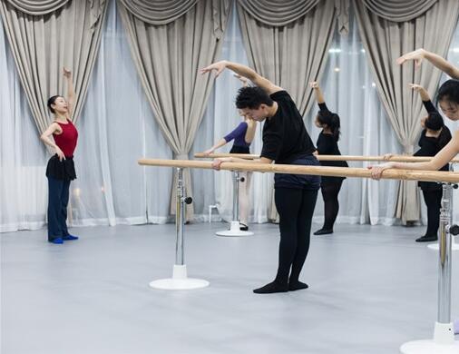 北京昌平匯佳學校與PVC地板廠家達成戰略合作