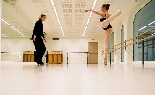 正規的舞蹈訓練室必須鋪舞者地膠